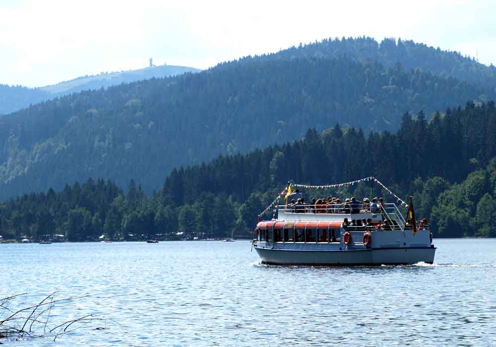 Escursione nave, monte Feldberg in lontananza